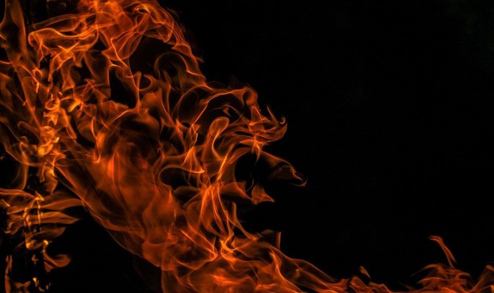 Житель Новороссийска случайно спалил квартиру и сбежал, погибла женщина