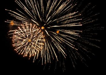 В Краснодаре бывший полицейский устроил ночной фейерверк в ЖК