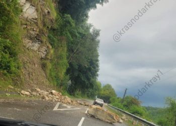 На дороге в Сочи произошел камнепад