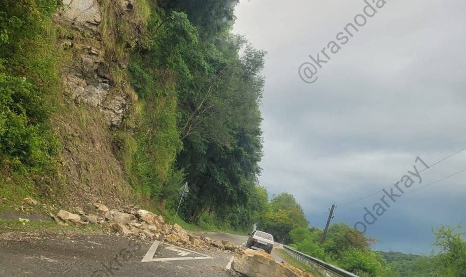 На дороге в Сочи произошел камнепад