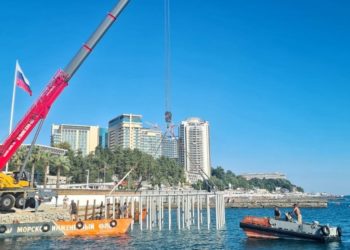 На набережной Сочи установили 4 каркаса под первый глубоководный волнолом