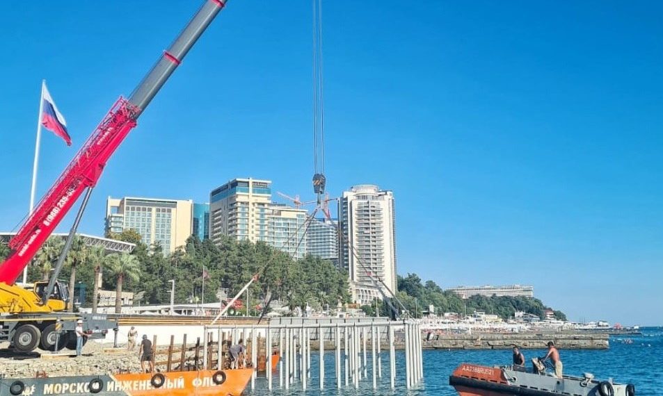 На набережной Сочи установили 4 каркаса под первый глубоководный волнолом
