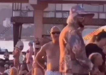 На пляже в Сочи заметили Киркорова в пиджаке