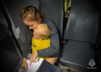 В Сочи из водной ловушки спасли маму с годовалым малышом