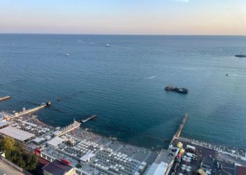 В Сочи строят глубоководные проницаемые волноломы на пляже «Маяк»