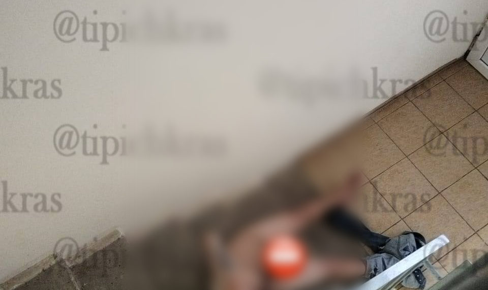 В Краснодаре голый мужчина с наколками приземлился в подъезде многоэтажки