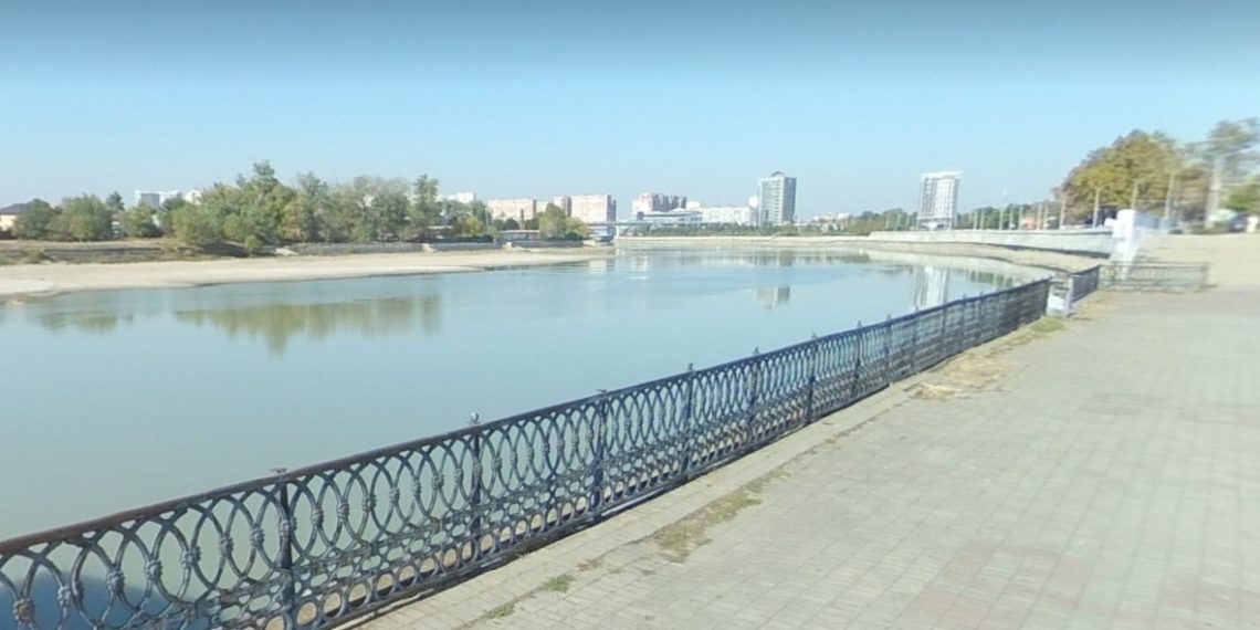 По набережной в Краснодаре разгуливал онанист со спущенными штанами