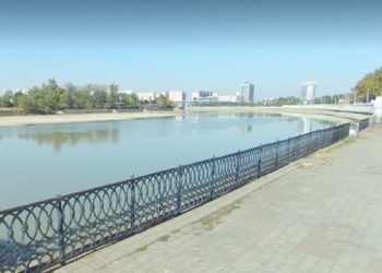 По набережной в Краснодаре разгуливал онанист со спущенными штанами