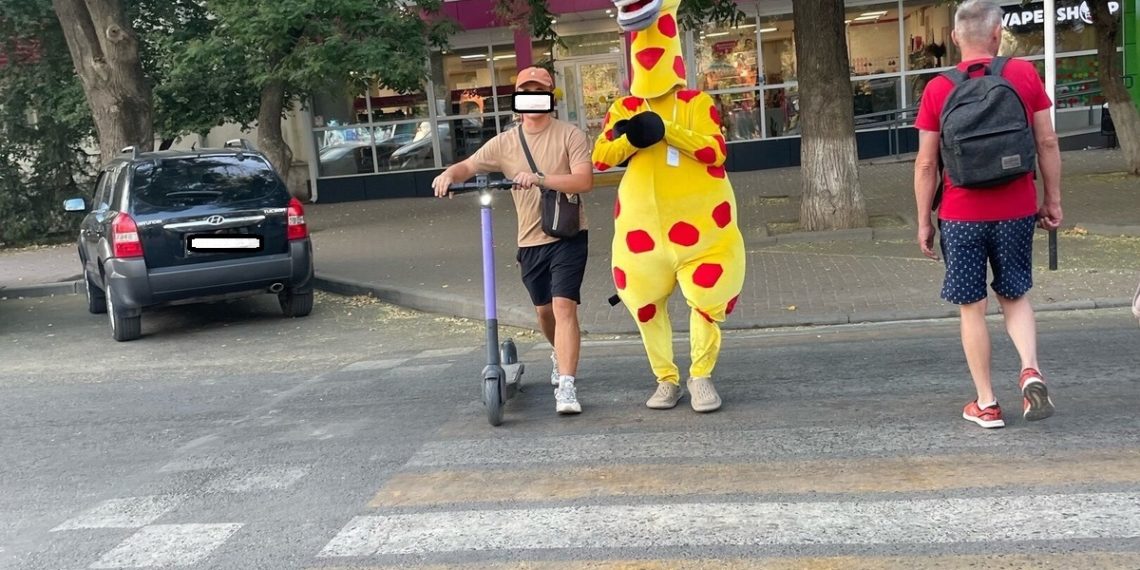 50 тысяч за день: пляжный жираф в кубанском Ейске рассказал о своем заработке