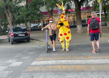 50 тысяч за день: пляжный жираф в кубанском Ейске рассказал о своем заработке