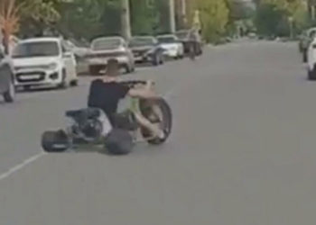 В Майкопе лихач на самодельном карте наехал на ногу полицейскому