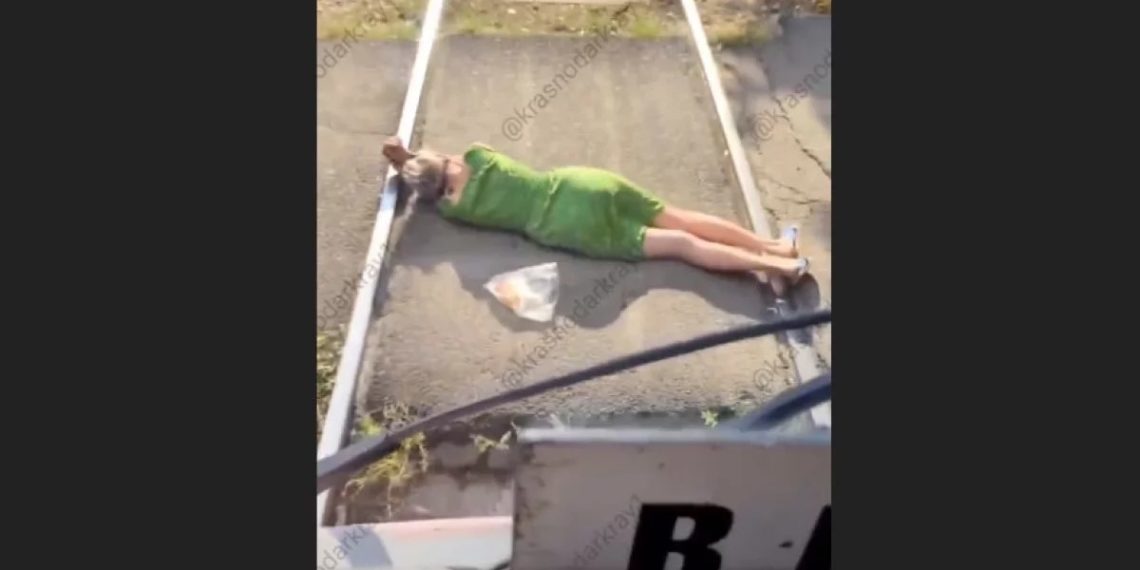 Поругавшаяся с любимым мужчиной жительница Краснодара легла на трамвайные пути