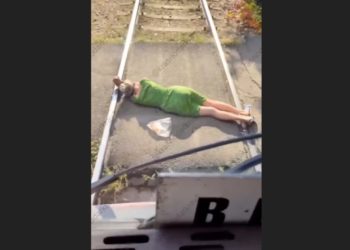 Поругавшаяся с любимым мужчиной жительница Краснодара легла на трамвайные пути