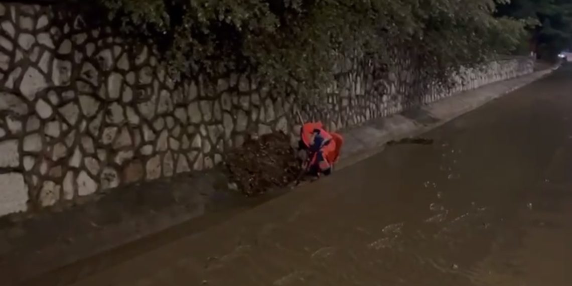 Прошунин: в Сочи подтопило больницу, сошел оползень, а также падали деревья