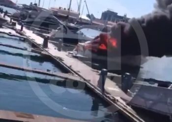 В морском порту в Сочи загорелась яхта