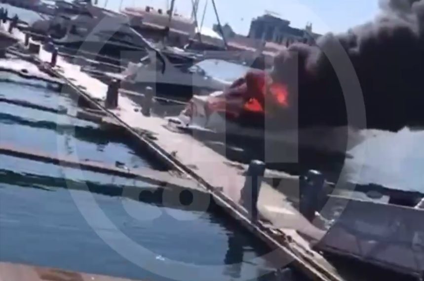 В морском порту в Сочи загорелась яхта