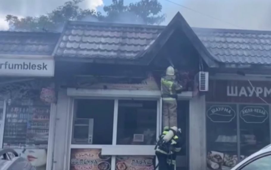 С горящего рынка в Туапсе эвакуировались 15 человек