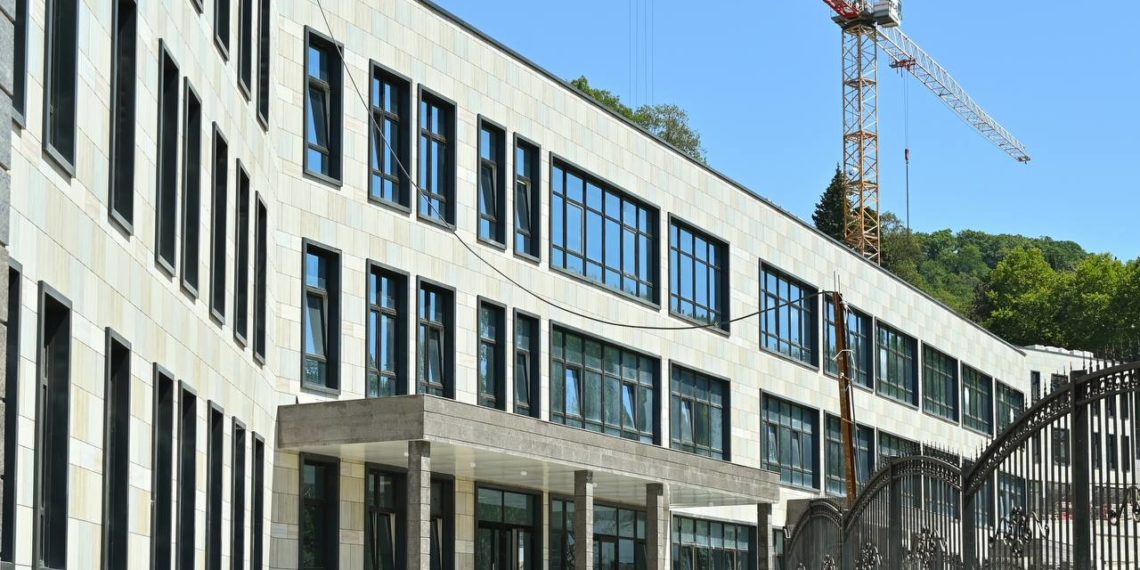 На улице Володарского в Сочи строят школу на 800 мест