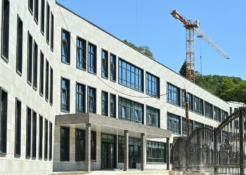 На улице Володарского в Сочи строят школу на 800 мест