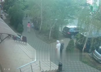 В Краснодаре женщина опрокинула коляску с маленьким ребенком