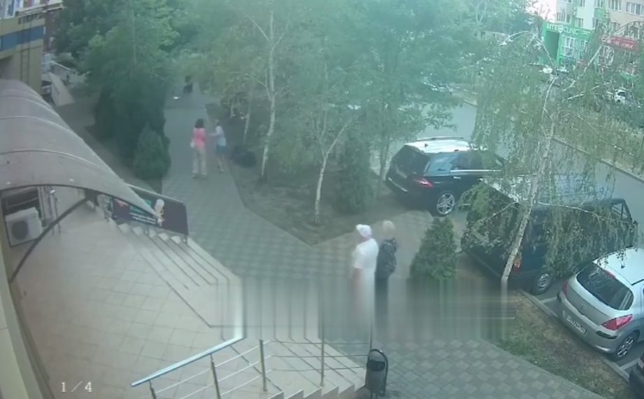 В Краснодаре женщина опрокинула коляску с маленьким ребенком