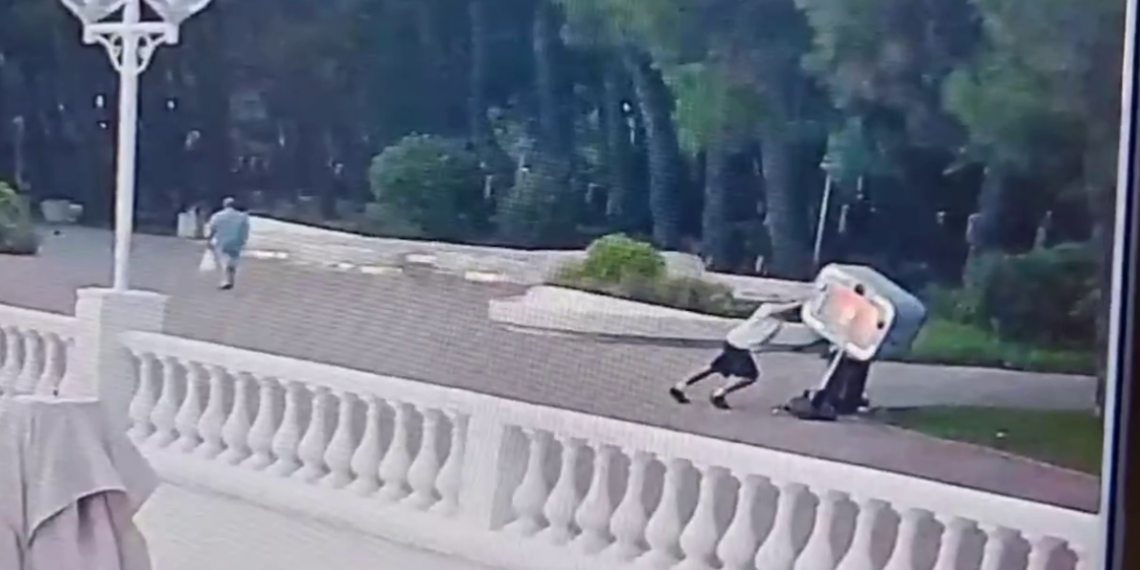 Арестовали пьяного туриста из Ростова, сломавшего фотобудку в Геленджике