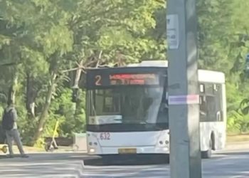 В Краснодаре пьяный мужчина упал на пассажирку троллейбуса и сломал ей руку