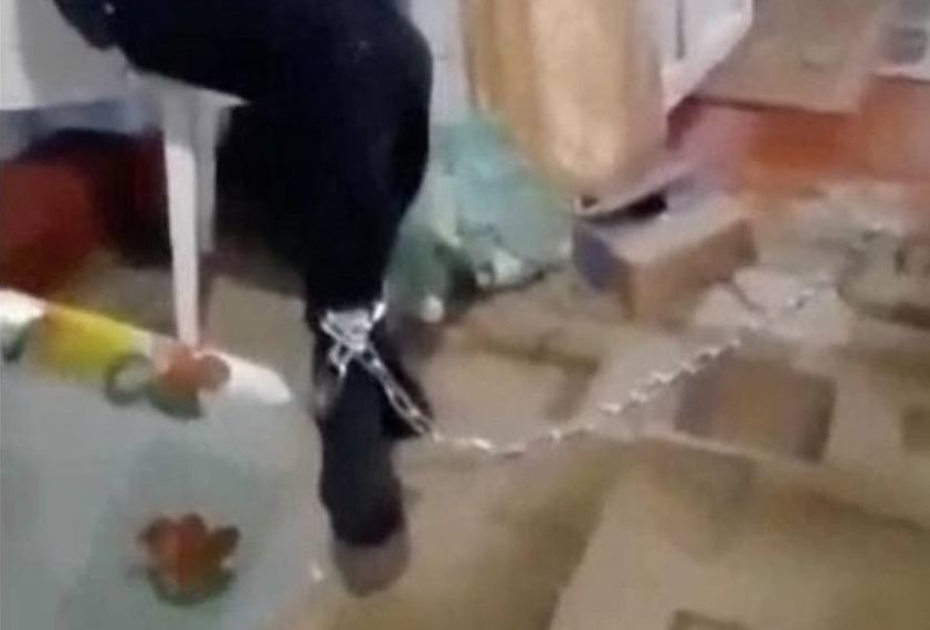 Державший на цепи приемного ребенка житель Кубани получил 6 лет колонии