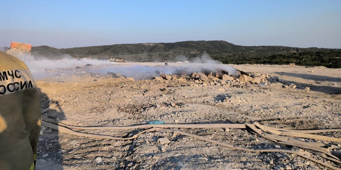 Площадь пожара на мусорном полигоне в Новороссийске уменьшилась до 700 квадратов