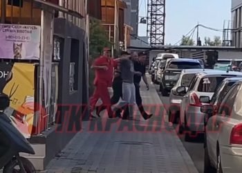 В Краснодаре задержали кидавшего ножи с балкона голого мужчину