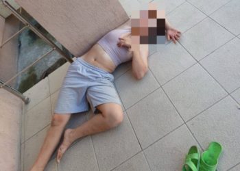 В Анапе женщина кидается на людей и спит на улице