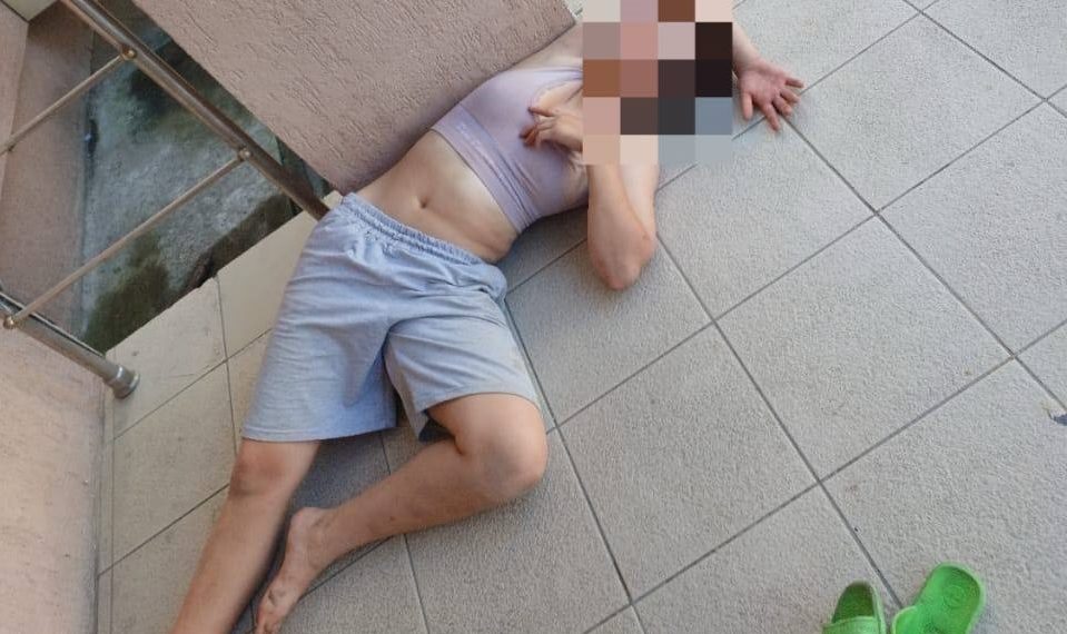 В Анапе женщина кидается на людей и спит на улице