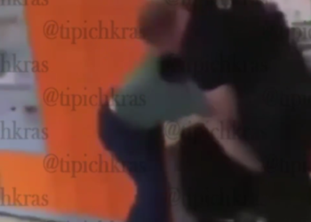 В Краснодаре драка между охранником магазина и покупателем попала на видео