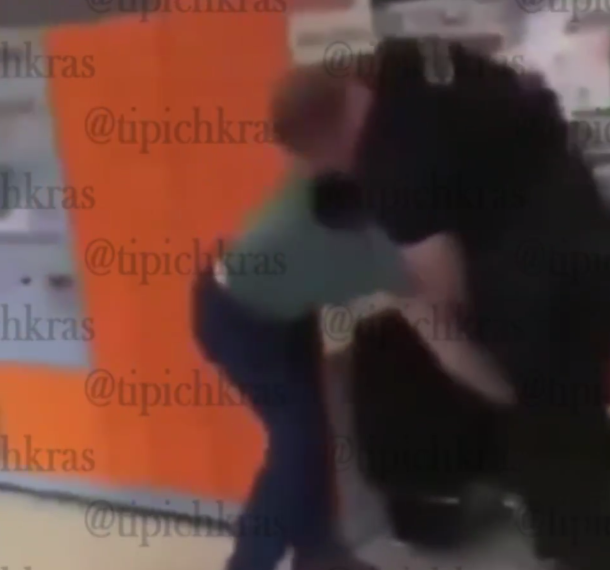 В Краснодаре драка между охранником магазина и покупателем попала на видео