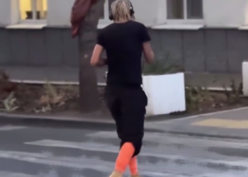 Мужчина в оранжевых гетрах кидался под машины и переполошил улицы Краснодара