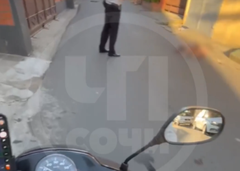 В Сочи представивший себя колобком голый мужчина кувыркался по дороге