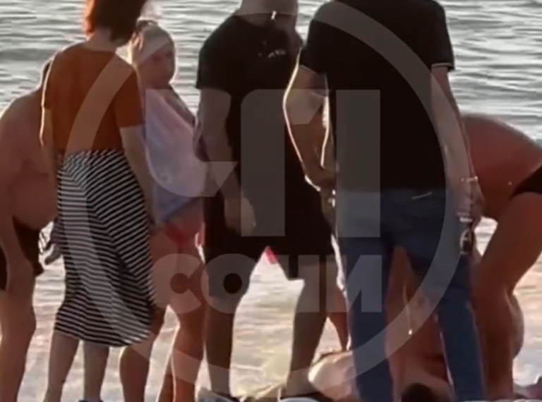 В Сочи утонувшему мужчине на пляже сломали грудную клетку и пробили легкие