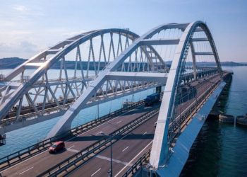 В очереди перед Крымским мостом стоят 400 автомобилей