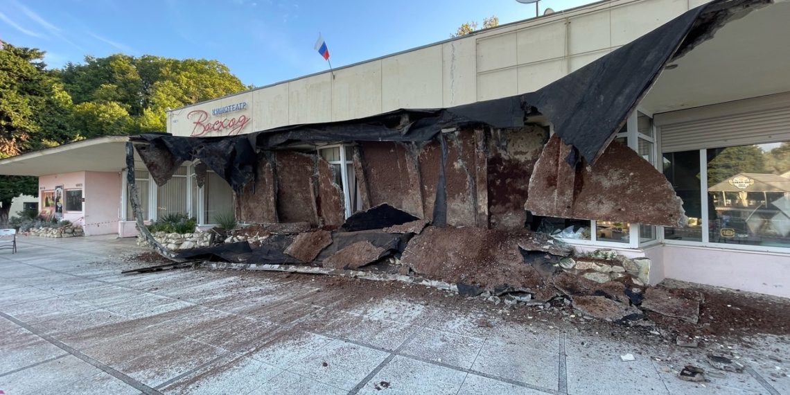 В Сочи рухнул бетонный навес кинотеатра