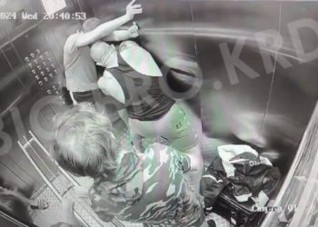 Трое мужчин вырвали дверь лифта, чтобы выйти из него в многоэтажке Краснодара