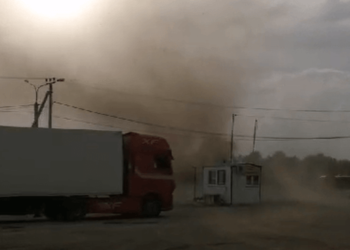 Смерч стащил крышу с курятника и занес цветы с кладбища в станице на Кубани