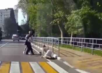 Неадекватные подростки на электросамокате сбили женщину в Сочи