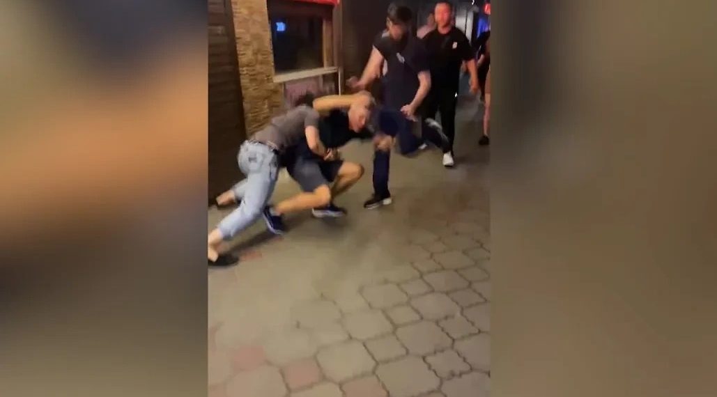 В Анапе группа местных мужчин жестоко избила туристов после отказа познакомиться с девушкой