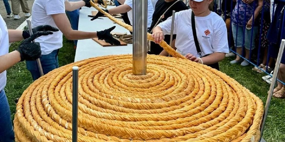 На фестивале приготовили самую длинную сырную копченую косичку в стране