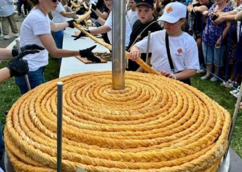 На фестивале приготовили самую длинную сырную копченую косичку в стране