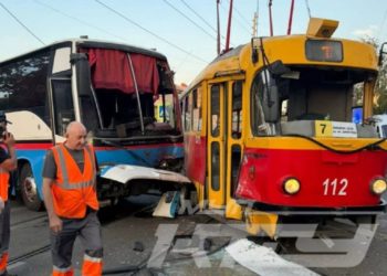 В Краснодаре автобус столкнулся с трамваем на улице Горького