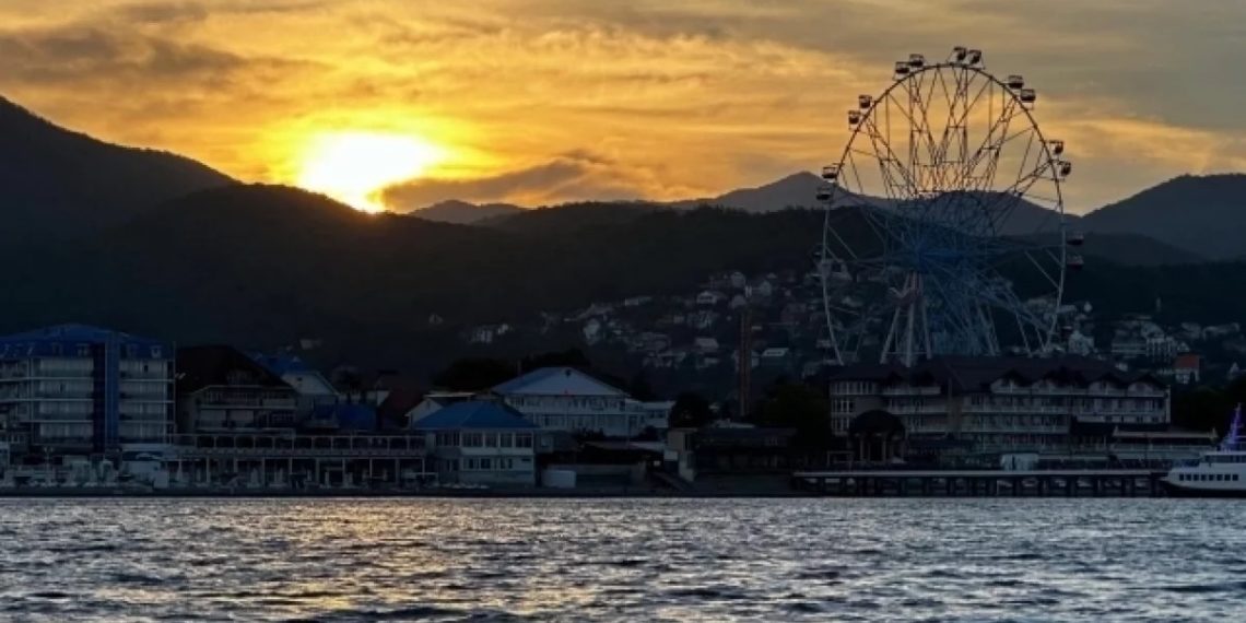 В Сочи спасатели эвакуировали брата и сестру, унесенных в открытое море на сапбордах