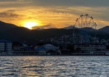 В Сочи спасатели эвакуировали брата и сестру, унесенных в открытое море на сапбордах