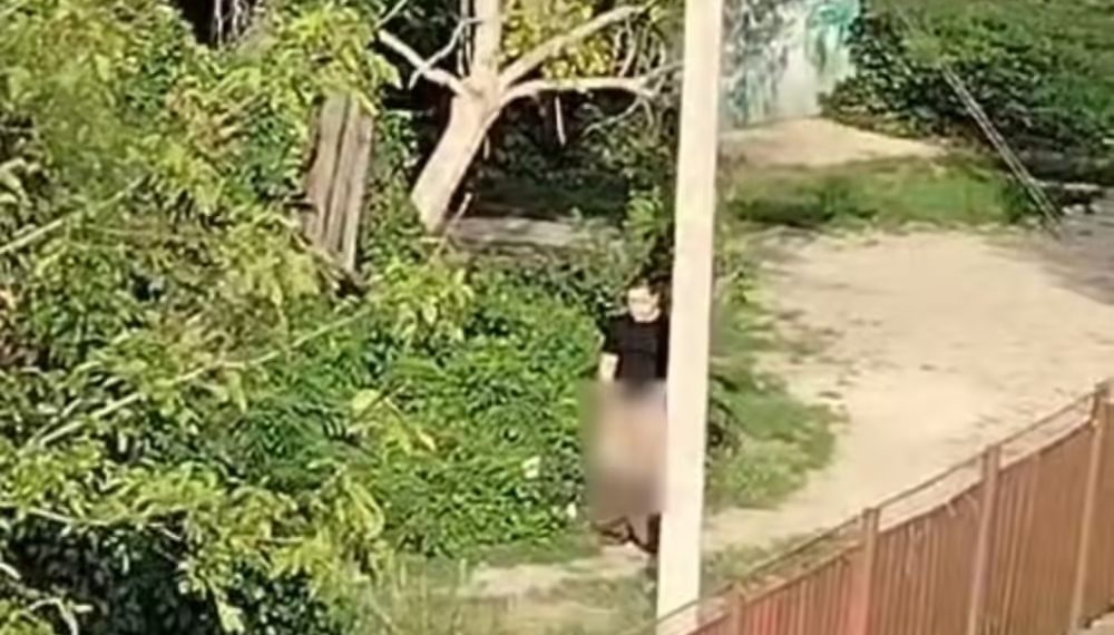 Рукоблудника сняли на камеру около школы и детсада в Крымске