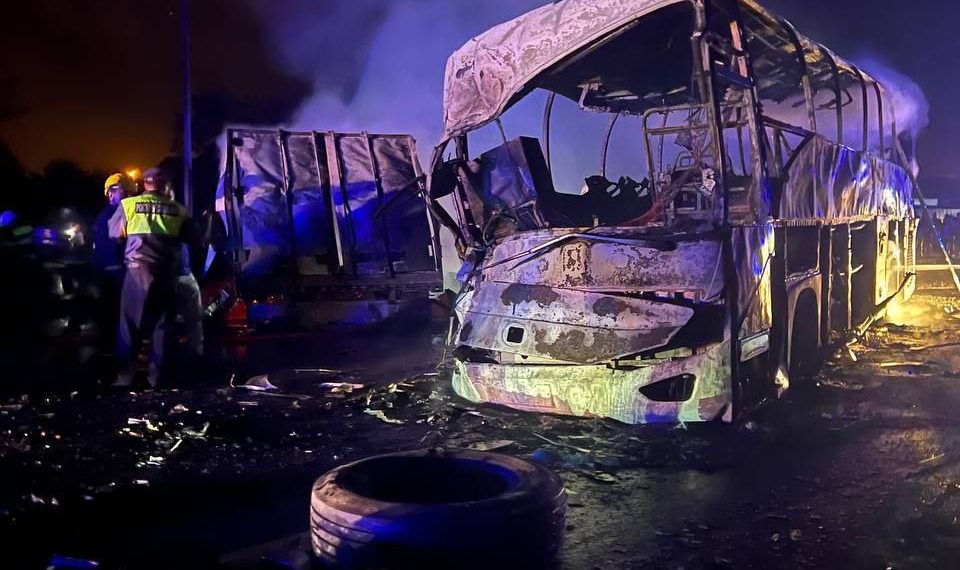 На Кубани в ДТП с участием рейсового автобуса погиб водитель большегруза